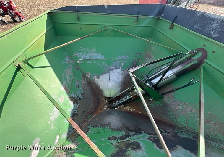 image for item NJ9352 Brent 420F grain cart