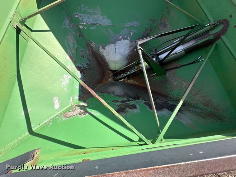 image for item NJ9352 Brent 420F grain cart