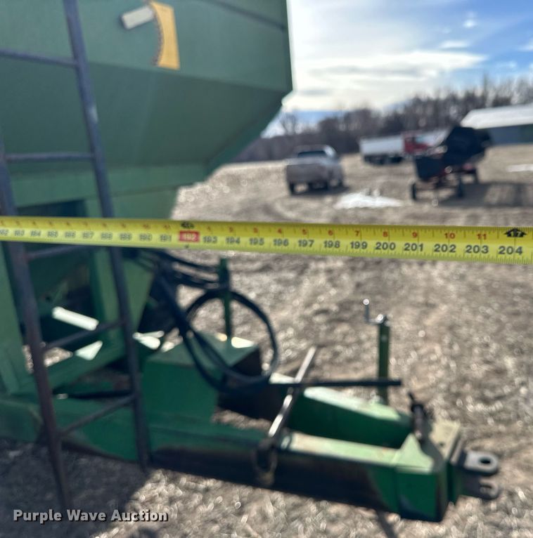 image for item NJ9352 Brent 420F grain cart