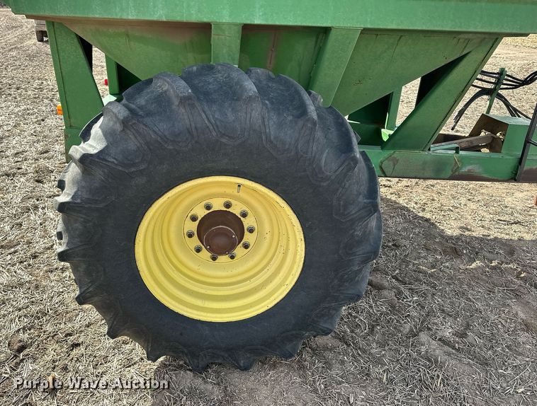 image for item NJ9352 Brent 420F grain cart