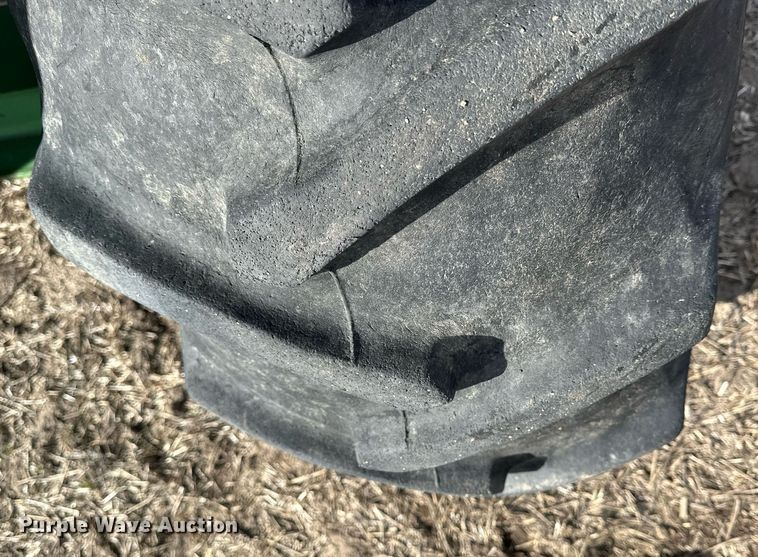 image for item NJ9352 Brent 420F grain cart