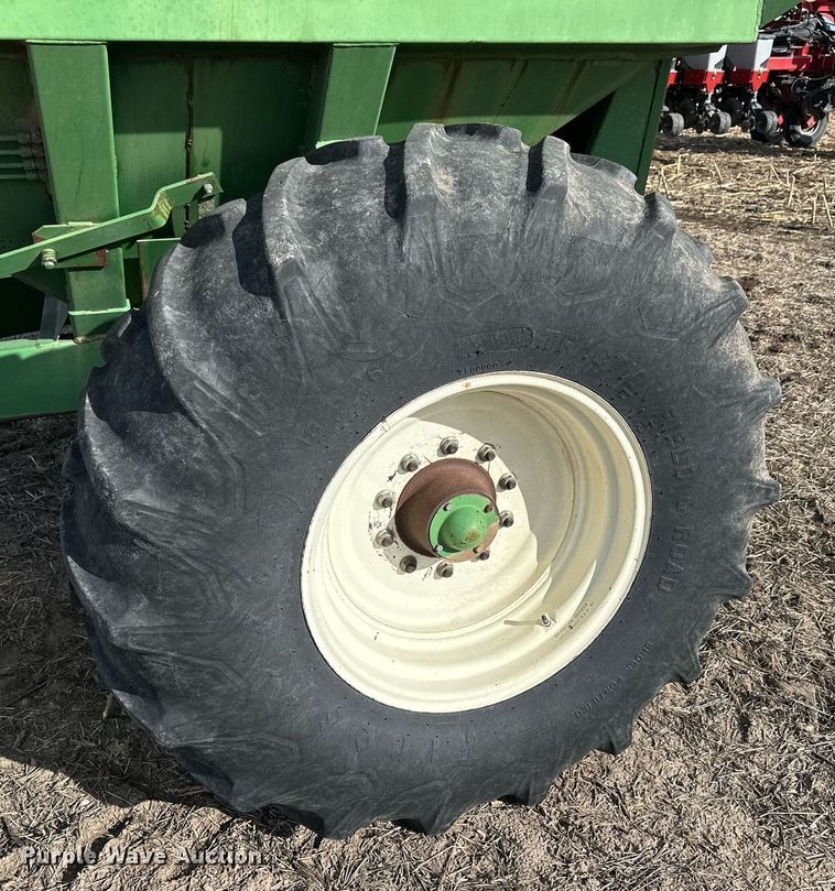 image for item NJ9352 Brent 420F grain cart