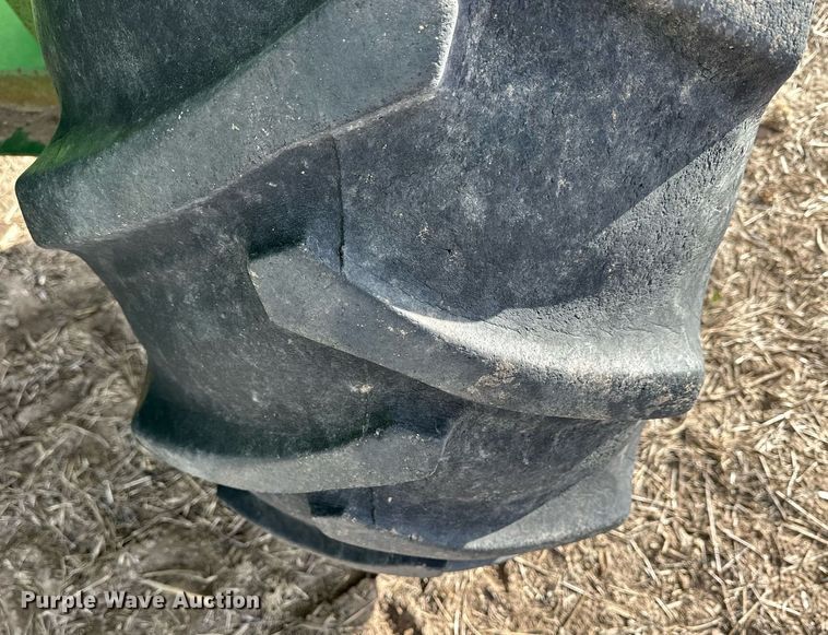 image for item NJ9352 Brent 420F grain cart