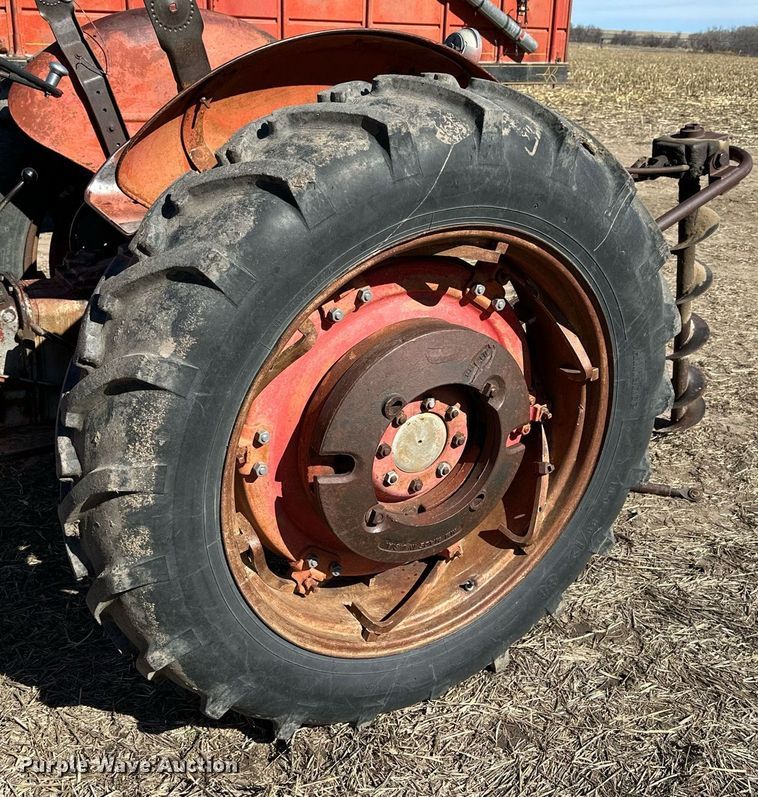 image for item NJ9357 1959 Massey Ferguson 65 tractor