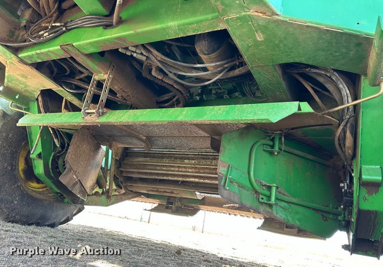 image for item NJ9391 2001 John Deere 4890 SP swather / windrower