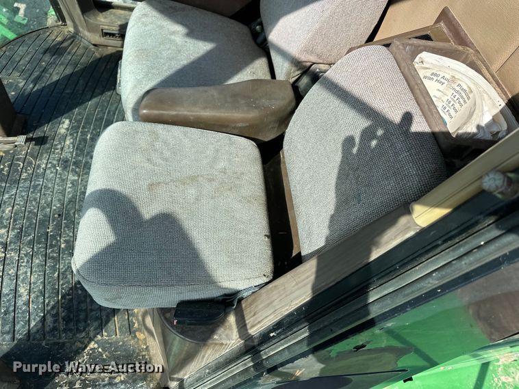 image for item NJ9391 2001 John Deere 4890 SP swather / windrower