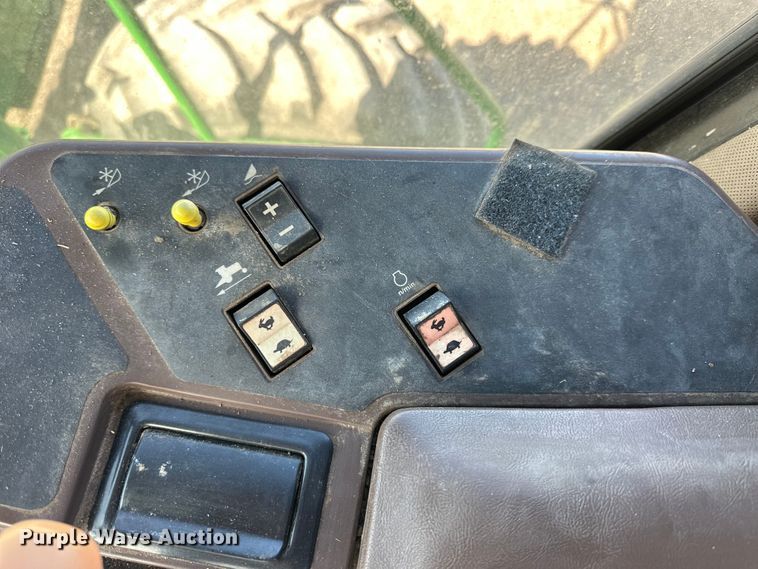 image for item NJ9391 2001 John Deere 4890 SP swather / windrower