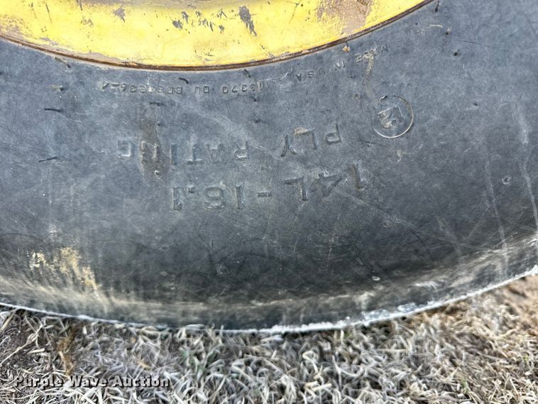 image for item NJ9391 2001 John Deere 4890 SP swather / windrower