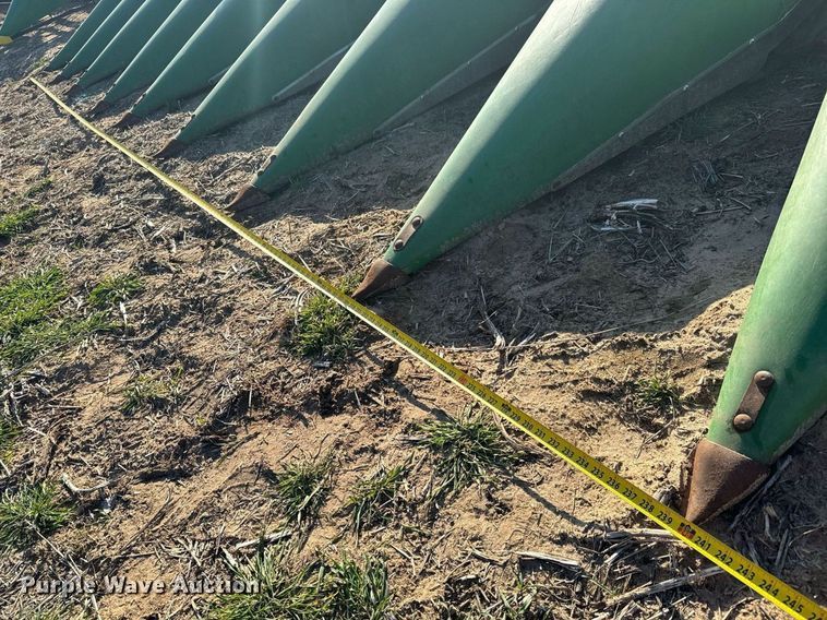 image for item NU9409 John Deere 893 corn head