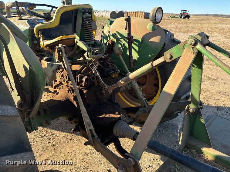 image for item NU9453 1967 John Deere 1020 tractor