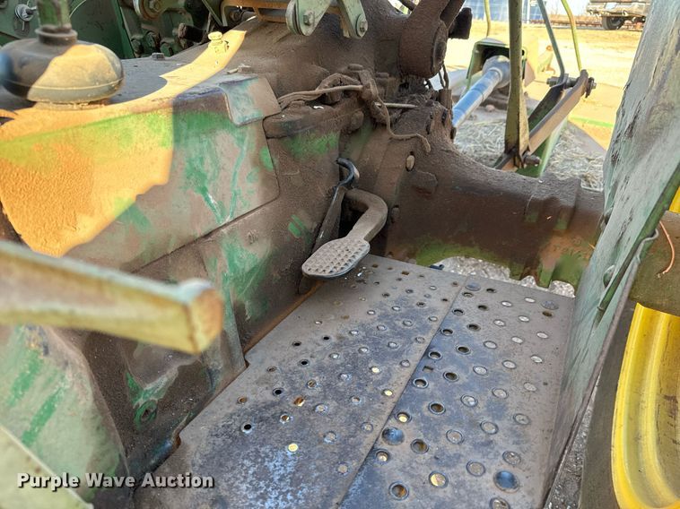 image for item NU9453 1967 John Deere 1020 tractor