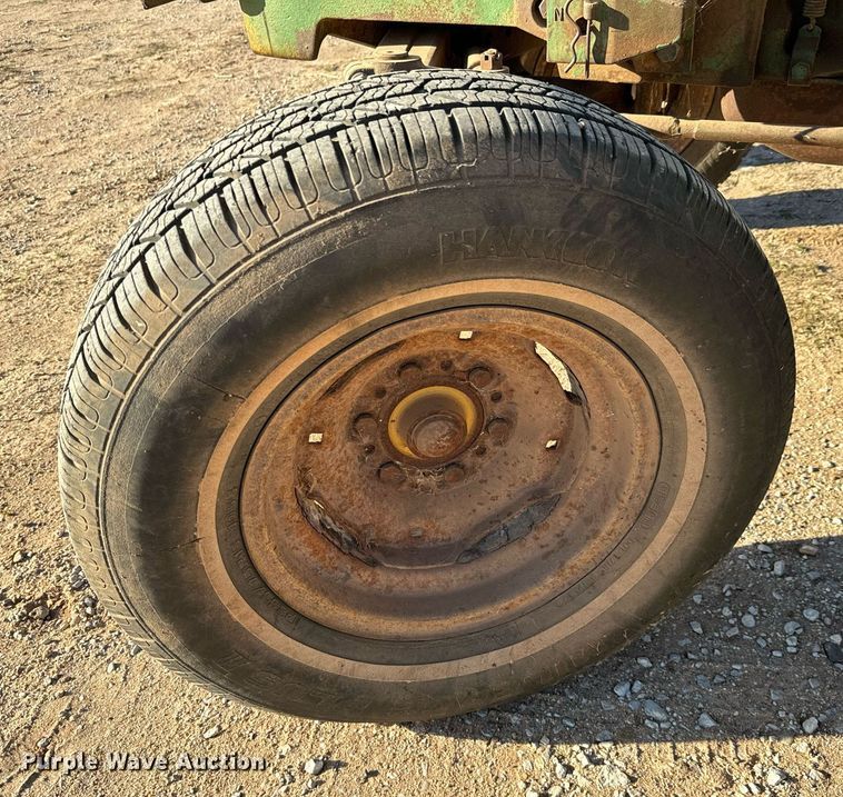 image for item NU9453 1967 John Deere 1020 tractor