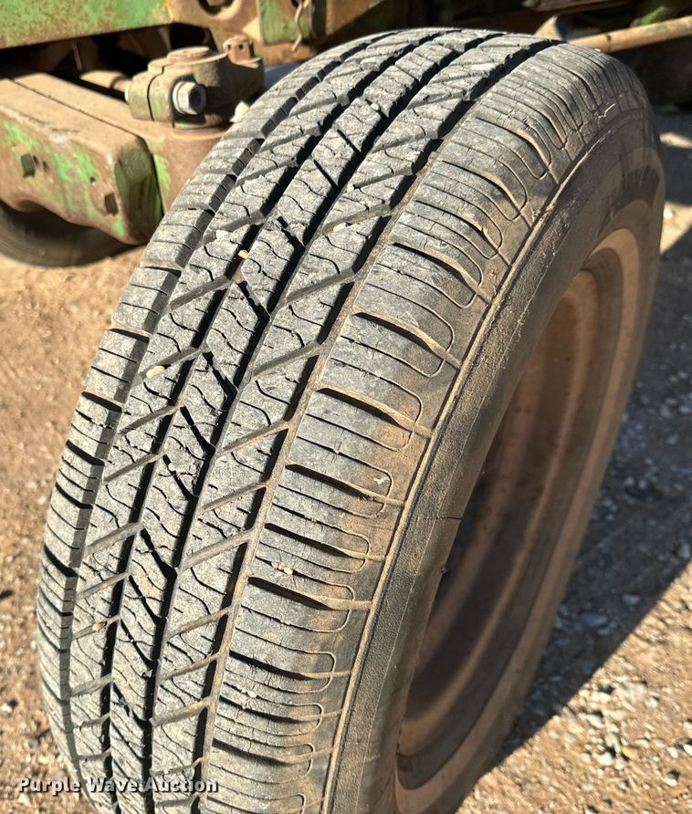 image for item NU9453 1967 John Deere 1020 tractor