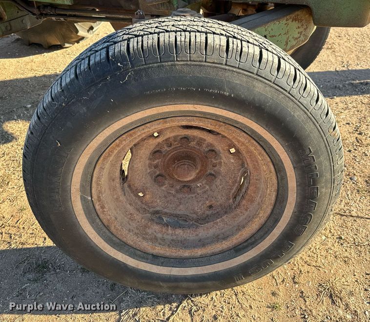 image for item NU9453 1967 John Deere 1020 tractor