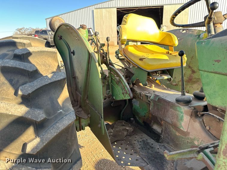 image for item NU9453 1967 John Deere 1020 tractor