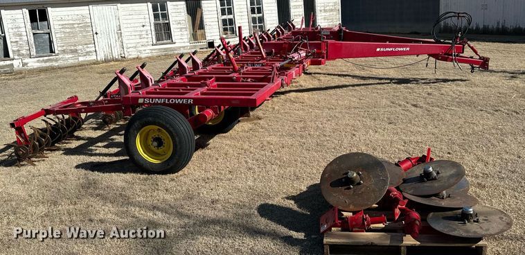 image for item NU9463 Sunflower 3672-35 sweep plow