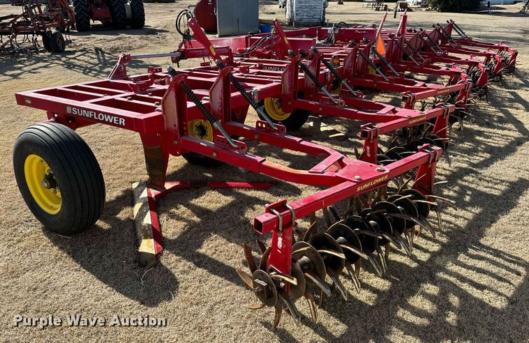 image for item NU9463 Sunflower 3672-35 sweep plow