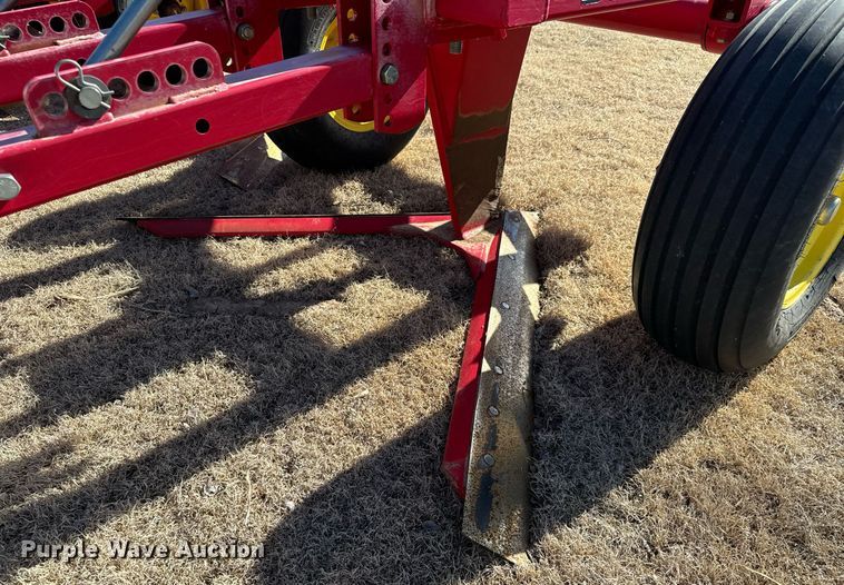 image for item NU9463 Sunflower 3672-35 sweep plow