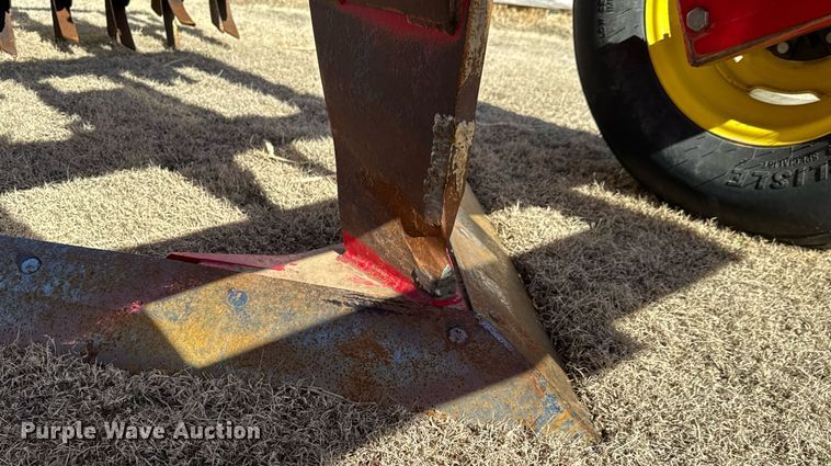 image for item NU9463 Sunflower 3672-35 sweep plow