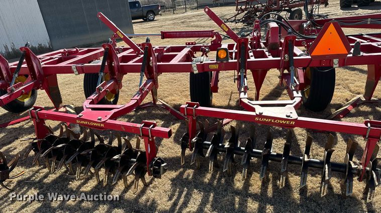 image for item NU9463 Sunflower 3672-35 sweep plow