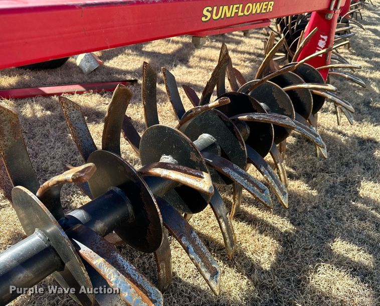 image for item NU9463 Sunflower 3672-35 sweep plow