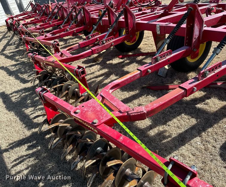 image for item NU9463 Sunflower 3672-35 sweep plow