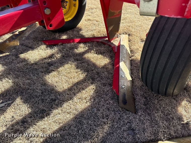 image for item NU9463 Sunflower 3672-35 sweep plow