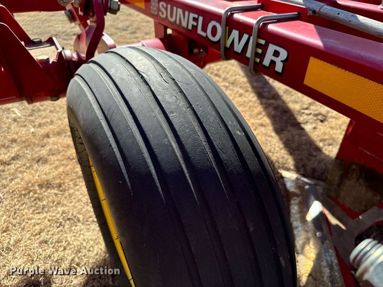 image for item NU9463 Sunflower 3672-35 sweep plow