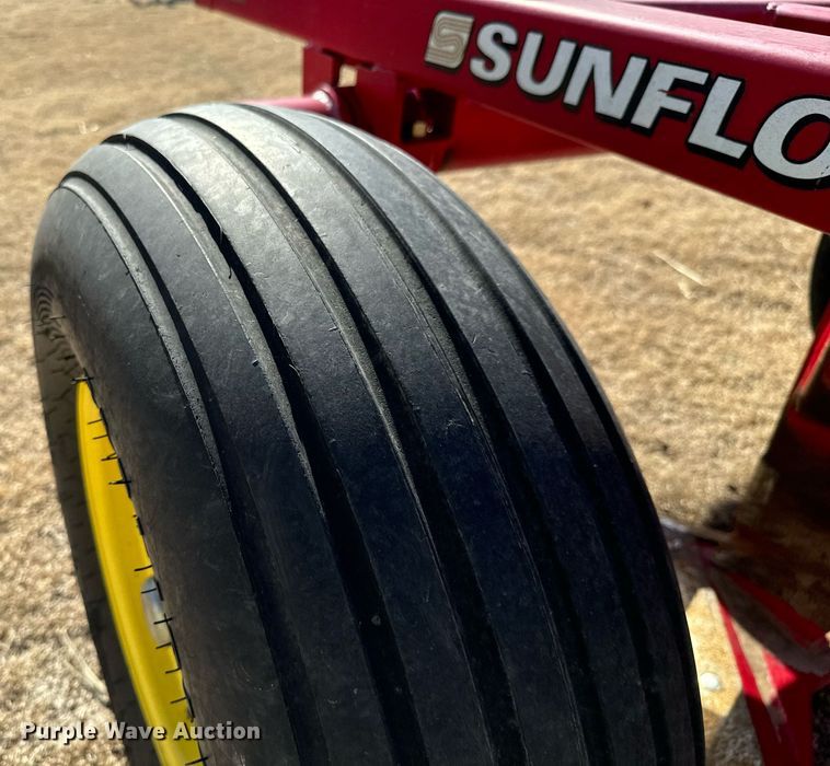 image for item NU9463 Sunflower 3672-35 sweep plow