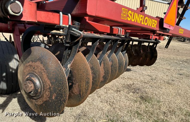 image for item NU9466 Sunflower  1233-29 tandem disk