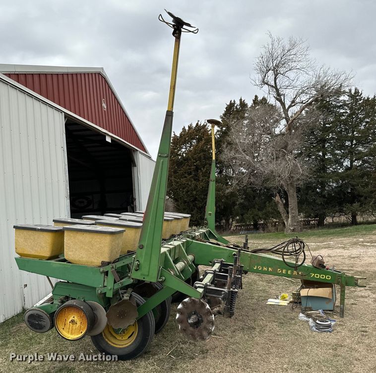 image for item NU9521 John Deere 7000 planter