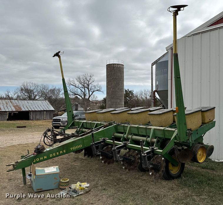 image for item NU9521 John Deere 7000 planter