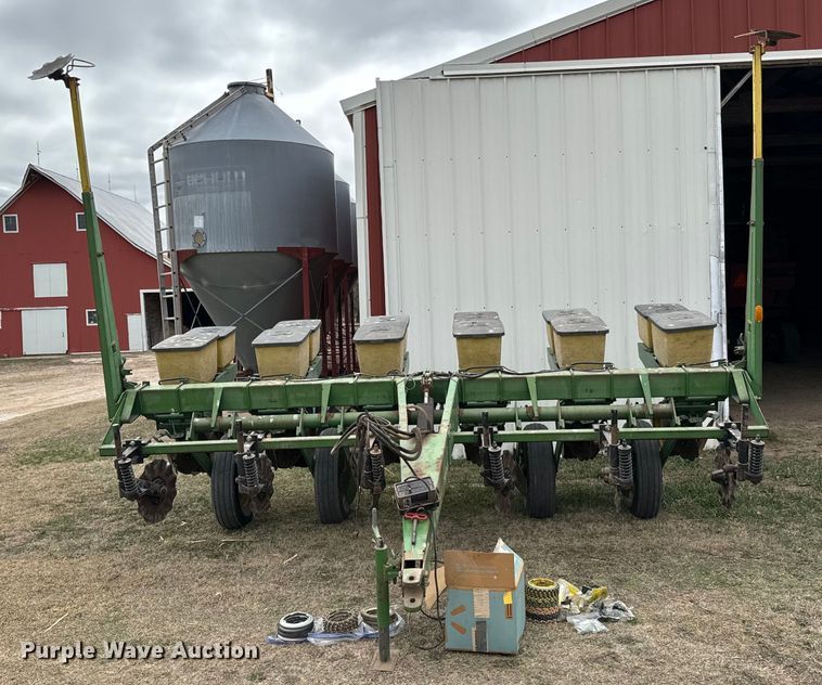 image for item NU9521 John Deere 7000 planter