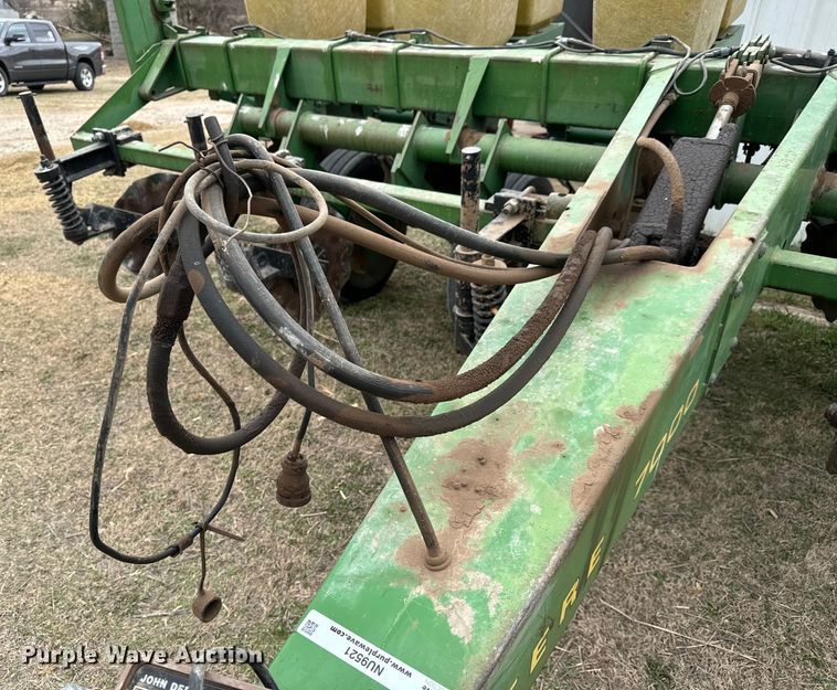 image for item NU9521 John Deere 7000 planter