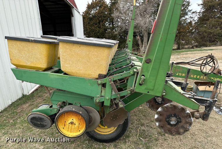 image for item NU9521 John Deere 7000 planter