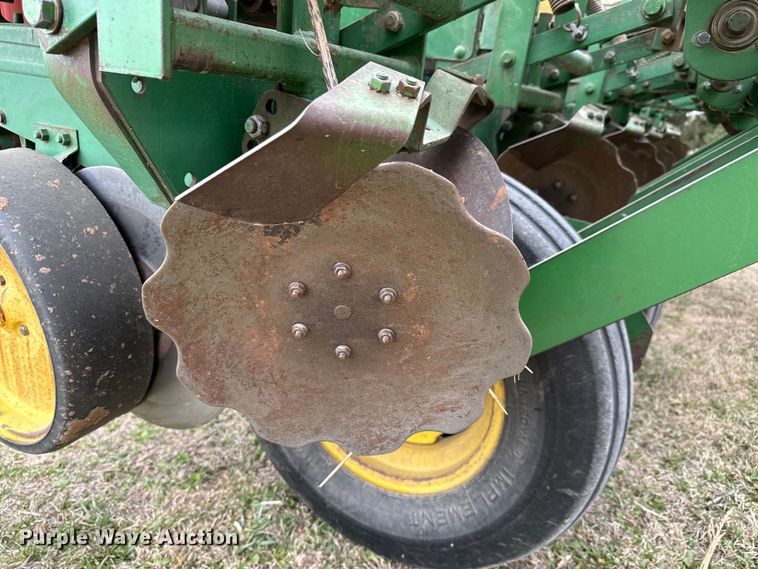 image for item NU9521 John Deere 7000 planter