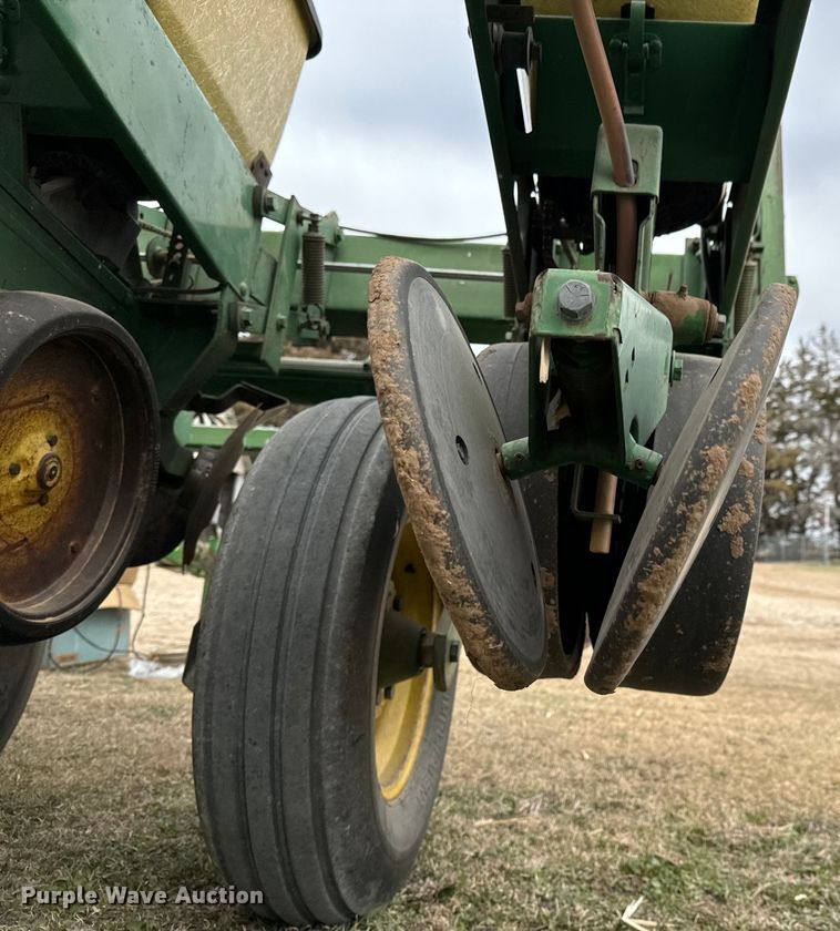 image for item NU9521 John Deere 7000 planter