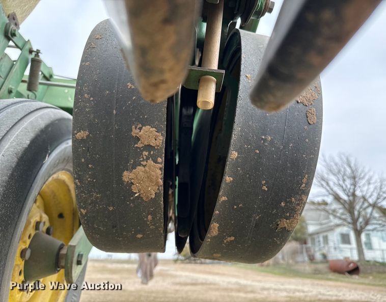 image for item NU9521 John Deere 7000 planter