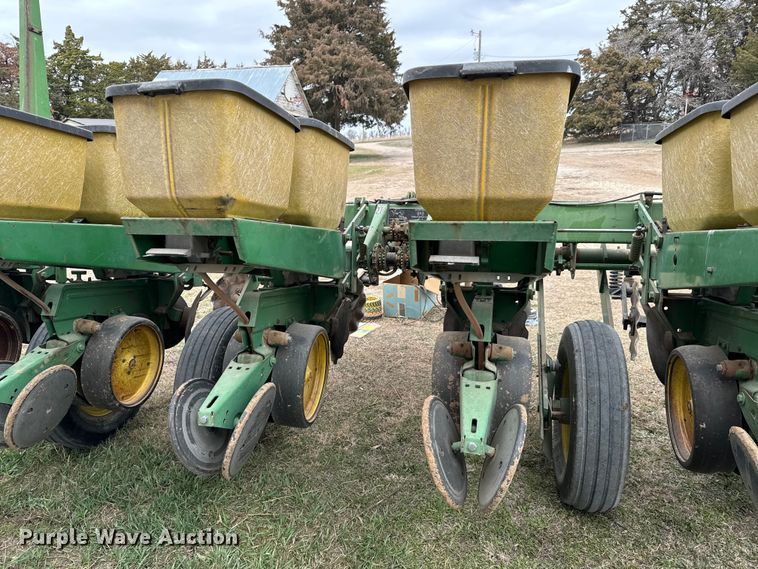 image for item NU9521 John Deere 7000 planter