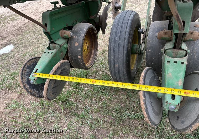 image for item NU9521 John Deere 7000 planter