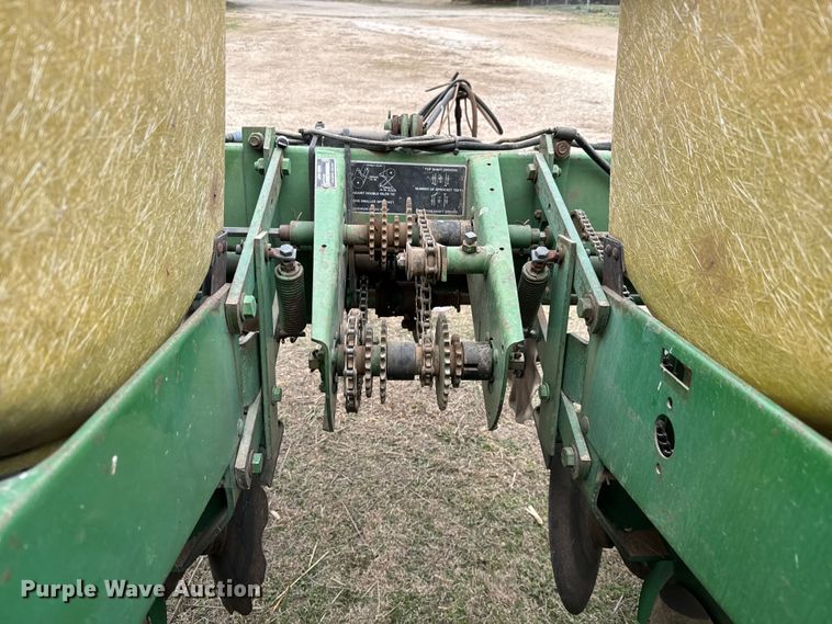 image for item NU9521 John Deere 7000 planter