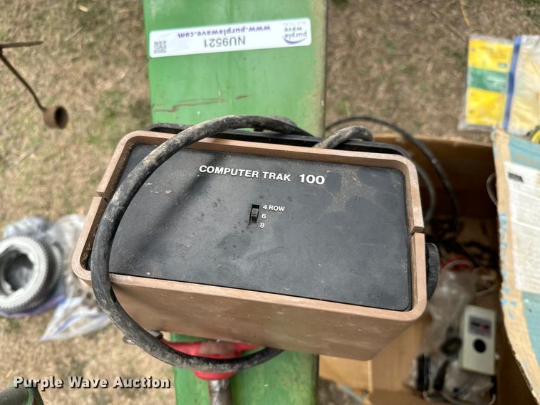 image for item NU9521 John Deere 7000 planter