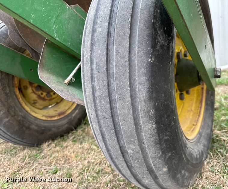 image for item NU9521 John Deere 7000 planter