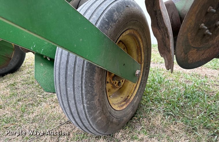 image for item NU9521 John Deere 7000 planter