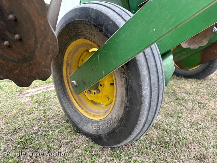 image for item NU9521 John Deere 7000 planter
