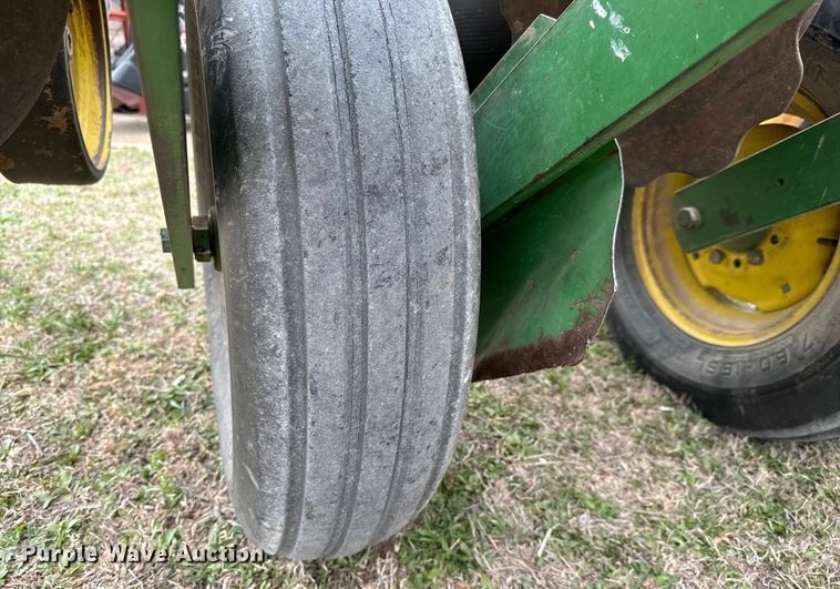 image for item NU9521 John Deere 7000 planter