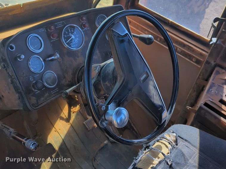 image for item NZ9308 1980 Versatile 875 4WD tractor