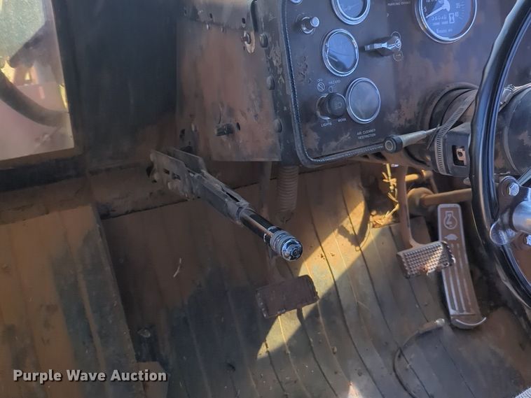 image for item NZ9308 1980 Versatile 875 4WD tractor