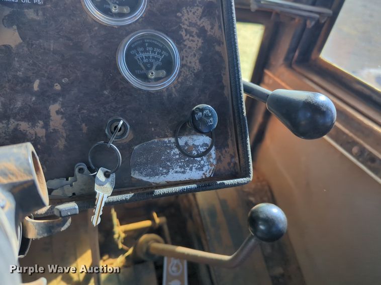 image for item NZ9308 1980 Versatile 875 4WD tractor