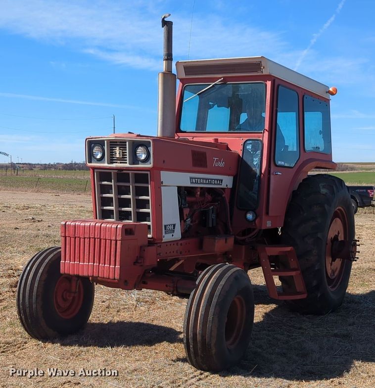 image for item NZ9309 International Harvester Farmall 1066 tractor